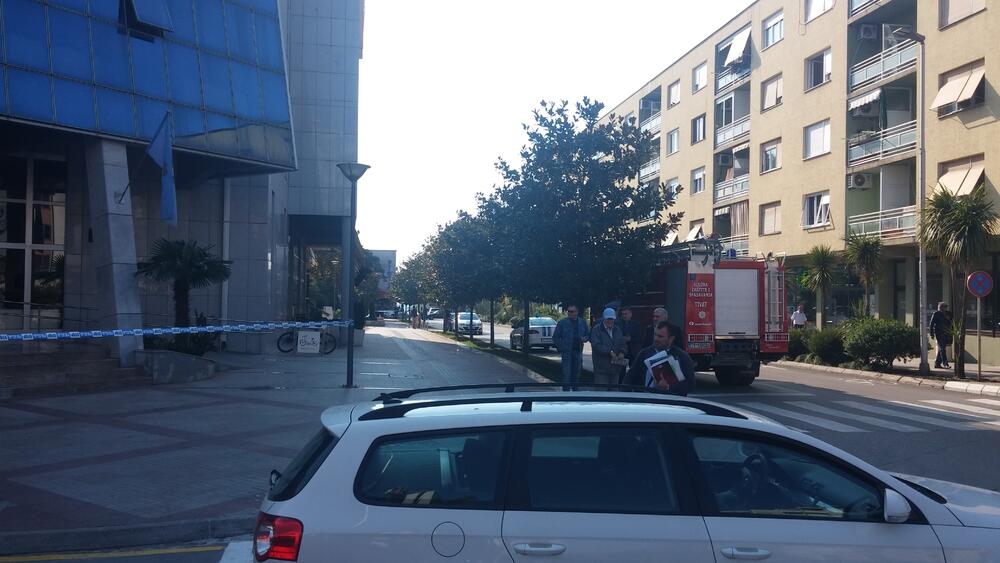 Dojava o bombi, Trg magnolija