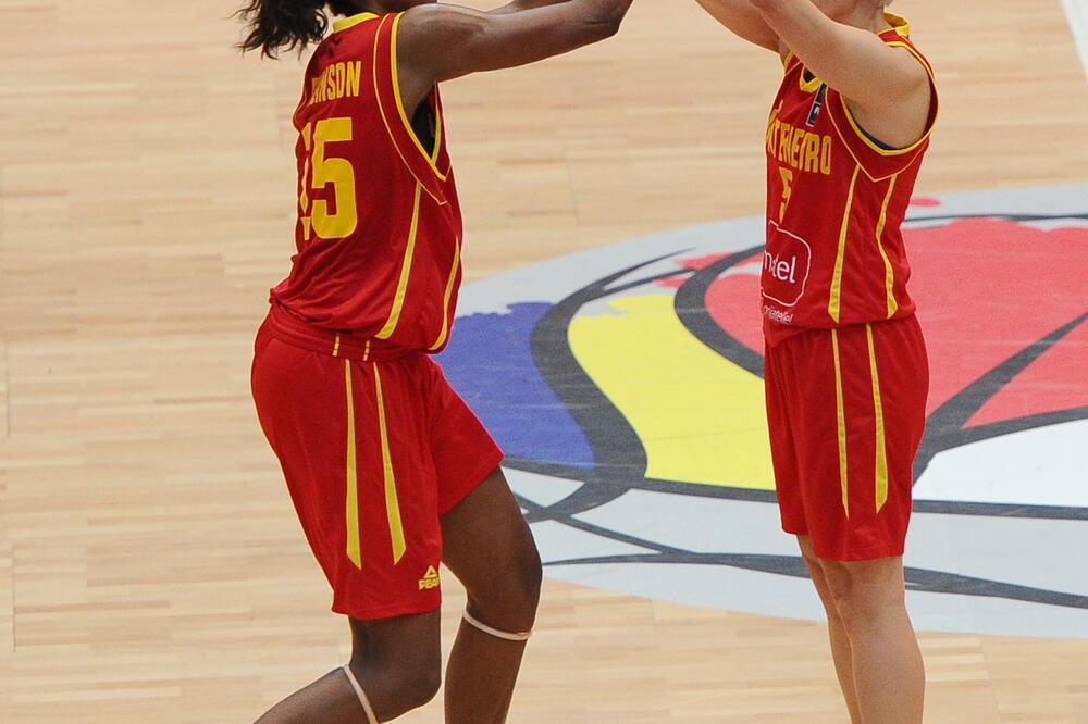 Anđelika Robinson i Jelena Škerović, Foto: FIBA Europe/Castoria/Rebay