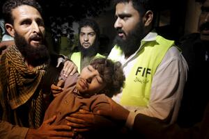 U rušenju fabrike u Pakistanu poginulo 18 ljudi, traga se za više...