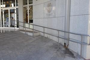Ispred zgrade Opštine Tivat izrađeni rukohvati za teže pokretljive...
