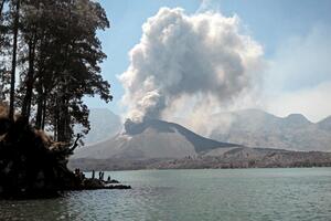 Indonezija: Vulkan Maunt Rinjani izbacuje pepeo i kamenje, jak...