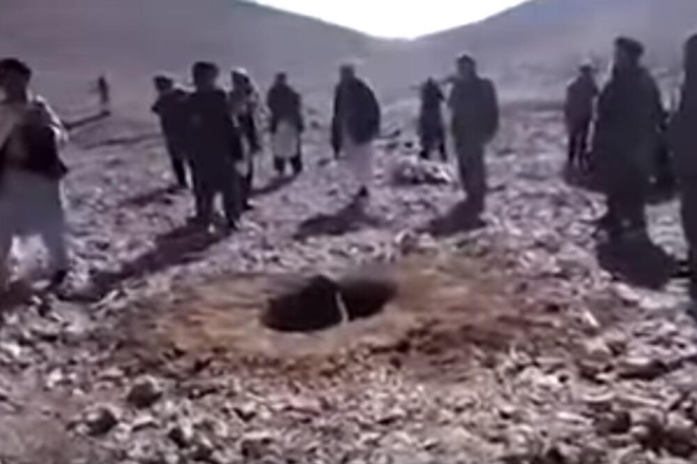 Kamenovanje žene, Avganistan, Foto: Screenshot (YouTube)