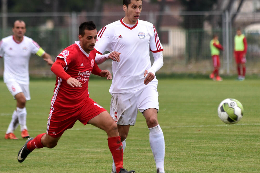 Strijelac trećeg gola: Goran Vujović (lijevo), Foto: Boris Pejović