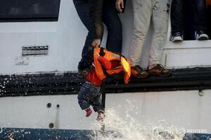 Šokantna fotografija spasavanja bebe iz mora