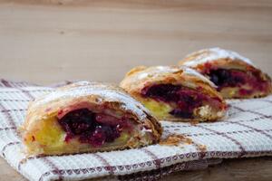 Štrudla sa višnjom i vanilom