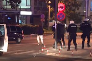 Policajac pod punom opremom udarao momka koji je mirno prolazio...