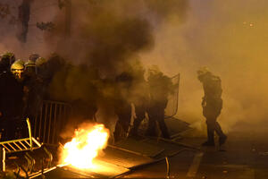 Radunović zapalio masu, specijalci brutalno ugušili protest