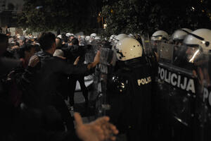 Der Standard:  Nasilje policije protiv opozicije treba da bude...