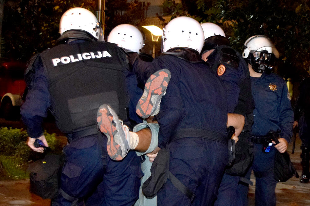povrijeđeni demonstrant, protesti DF, Foto: Boris Pejović