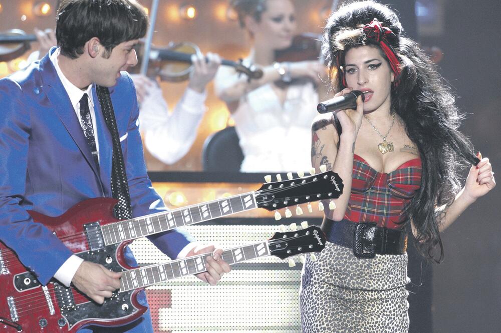 Ejmi Vajnhaus, Mark Ronson (Novina)