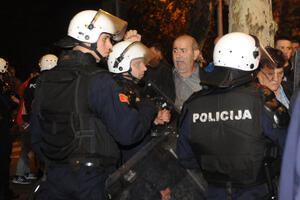 DPS: Mandić i njegovi aktivisti na policiju bacili suzavac