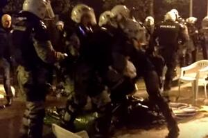 Pogledajte kako policija hapsi i tuče odbornika Nikolu Bajčetića