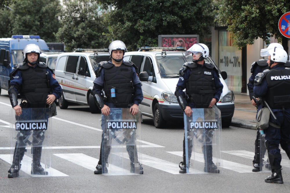 DF protesti, intervencija, Foto: Savo Prelević