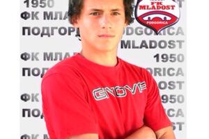 Neustrašiv po desnoj strani, ugleda se na Karlesa Pujola