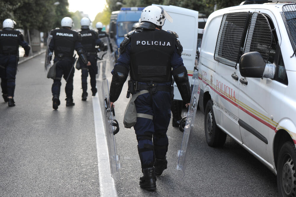 DF protesti, intervencija, Foto: Savo Prelević
