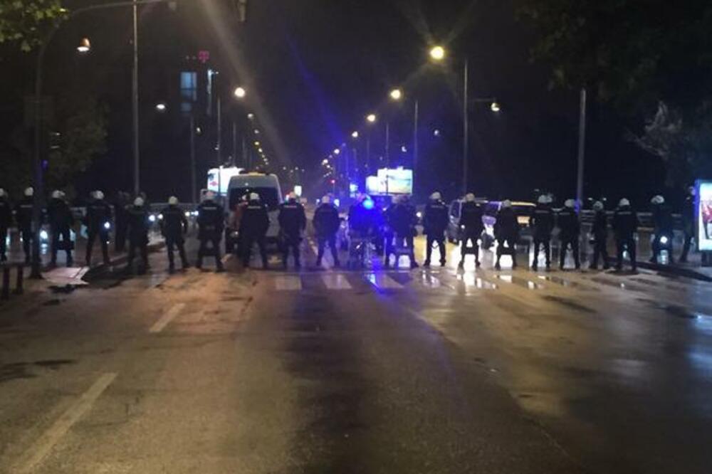 policija razbija proteste, Foto: Twitter
