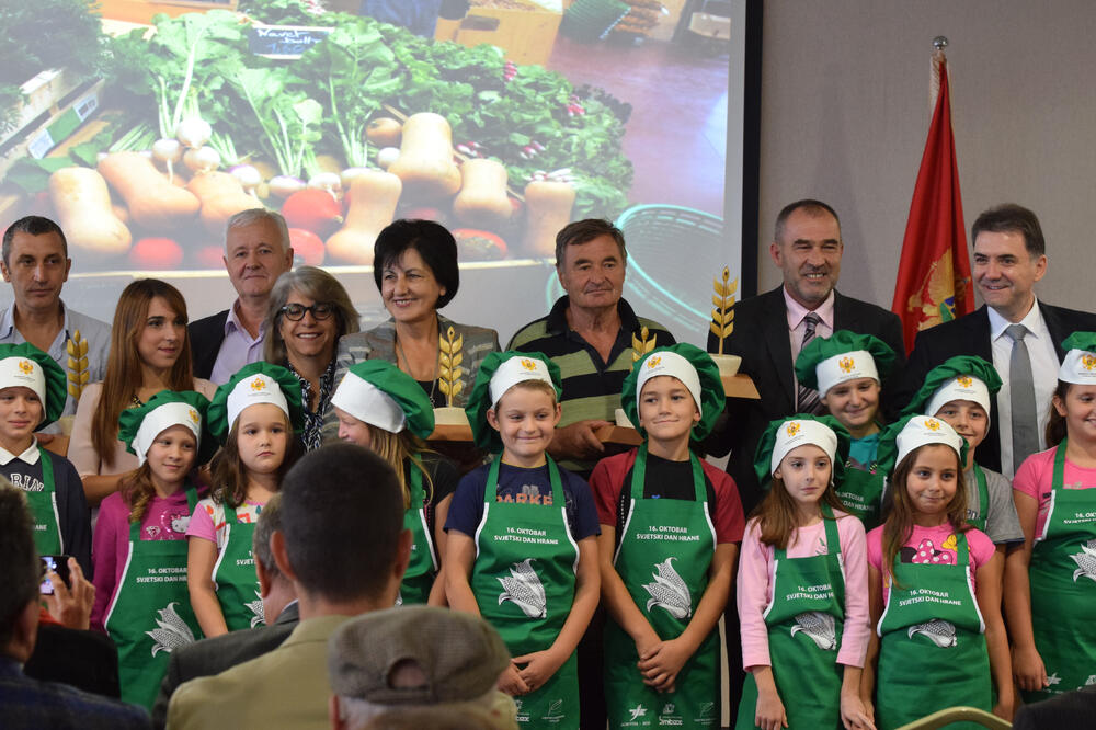 Petar Ivanović sa nagrađenima, Foto: Boris Pejović