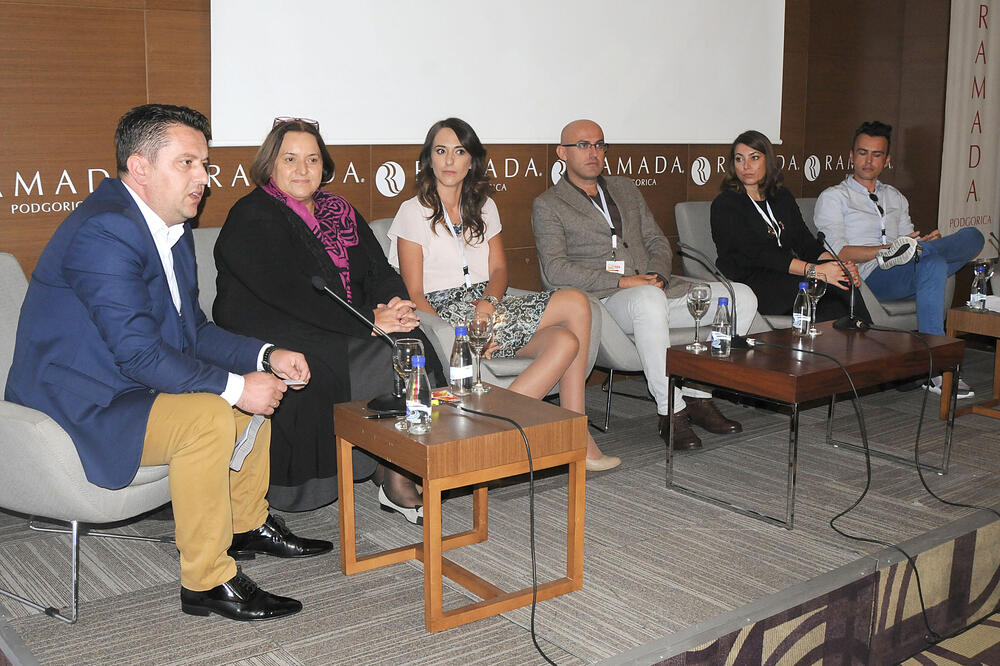 Pro-femina, Foto: Zoran Đurić