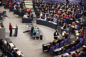 Merkel u parlamentu o EU, izbjeglicama, Britaniji, Ukrajini