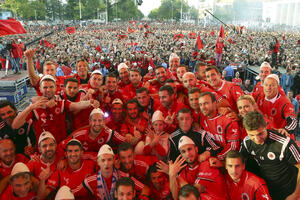 Više hiljada navijača dočekalo fudbalere Albanije u Tirani