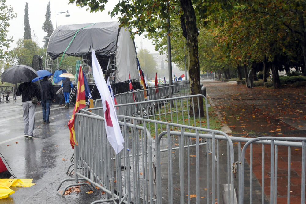 protesti DF, kiša, Foto: Vijesti