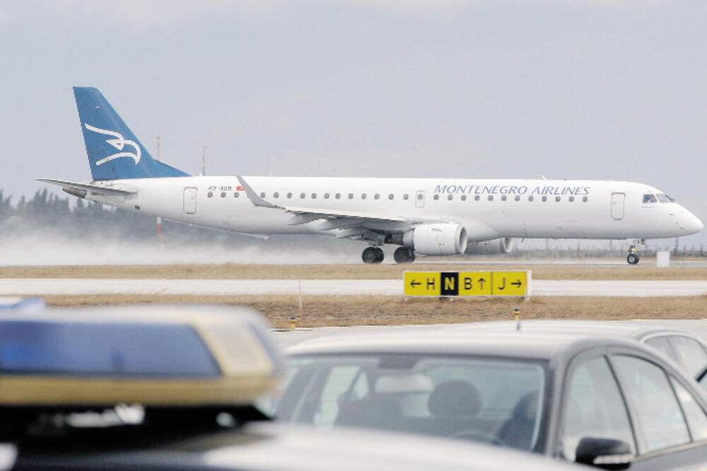 Montenegro Airlines, avion, Foto: Boris Pejović