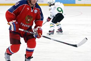 Putin uz hokejašku utakmicu slavi 63. rođendan
