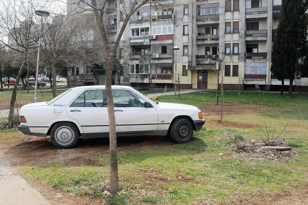 Parkiranje na zelenu površinu, parking,, Foto: Luka Zeković