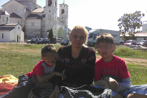 PG: Adžović sa dvoje djece već 12 dana na ulici