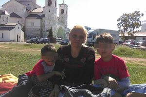 PG: Adžović sa dvoje djece već 12 dana na ulici