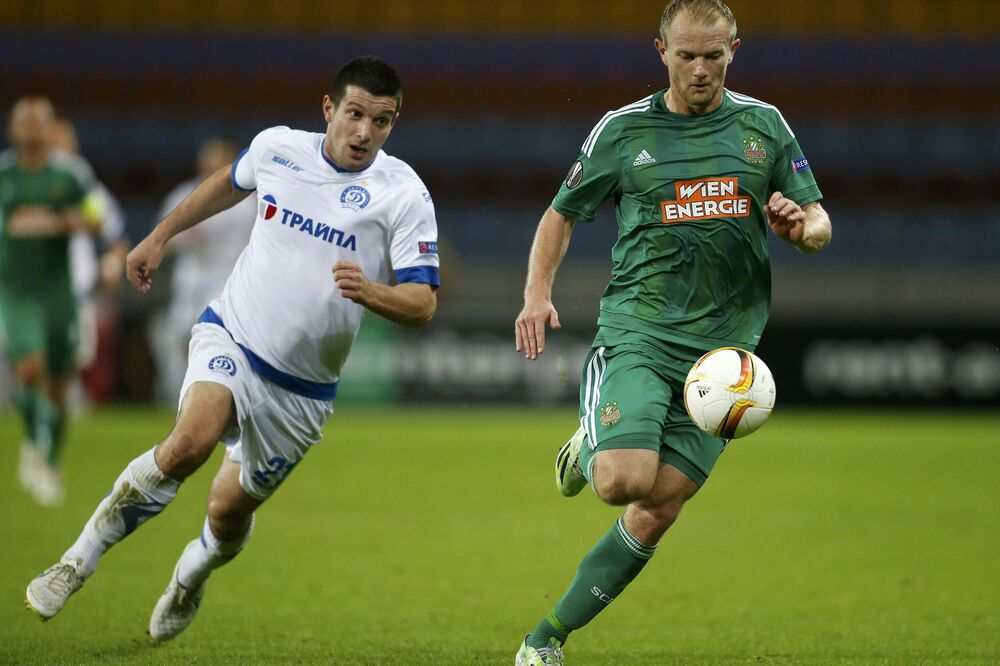 Fatos Bećiraj u duelu sa defanzivcem Rapida Sonlejtnerom, Foto: Reuters