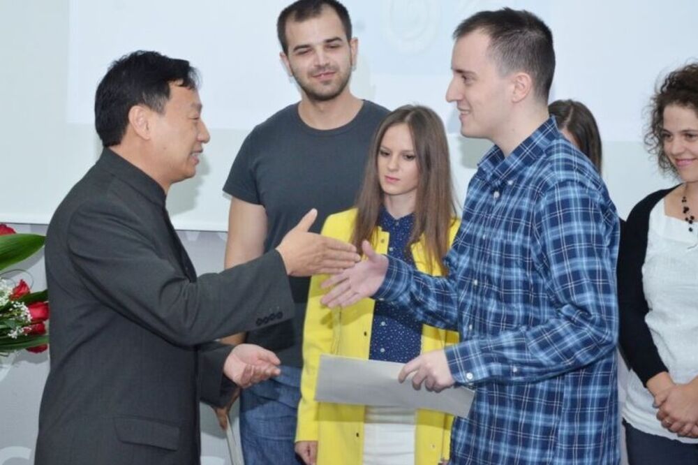 UCG, uručivanje sertifikata, ambasador Kine, Foto: Univerzitet Crne Gore