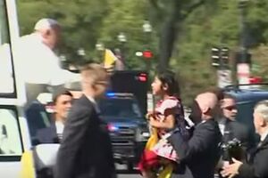 Djevojčica prošla obezbjeđenje i od pape dobila poljubac