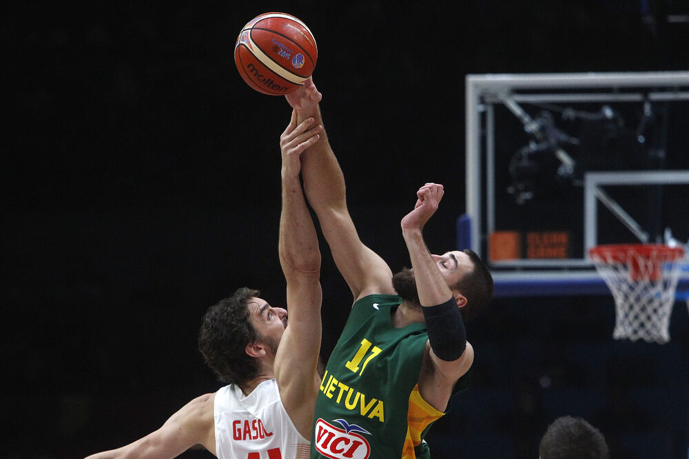 Jonas Valančunas i Pau Gasol, Foto: Beta/AP