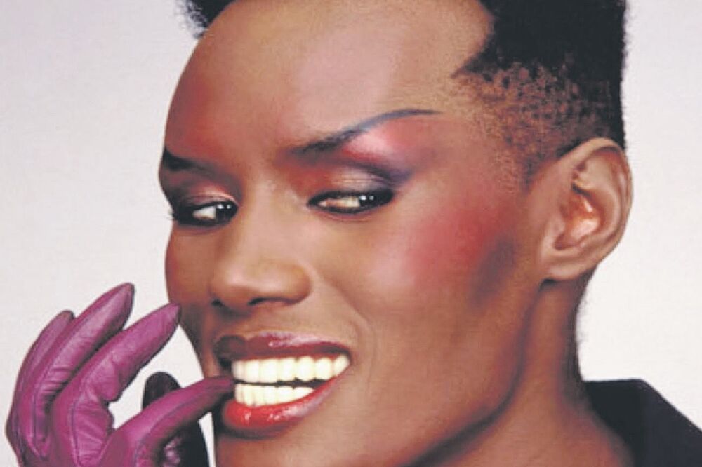 Grejs Džouns (Novina)