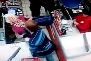 Nokautirao staricu dok je čekala red na kasi