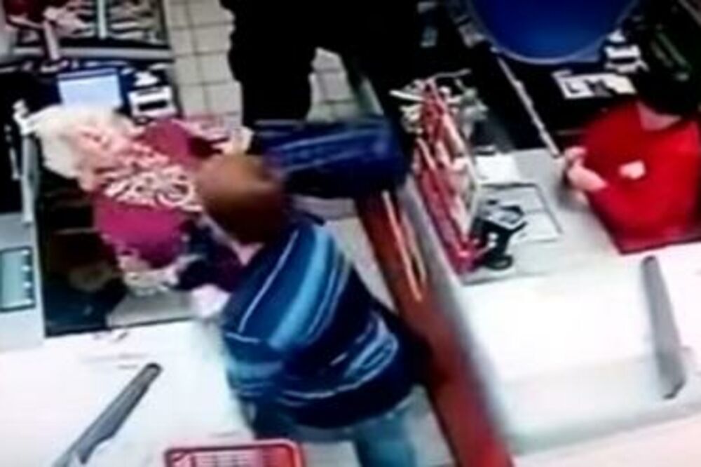 Rusija udaranje starice, Foto: Screenshot (YouTube)