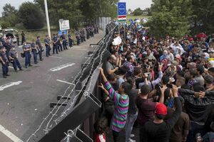Mađarska policija suzavcem na izbjeglice, tukli ekipu RTS-a
