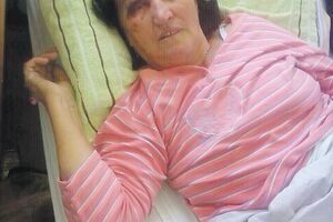 Strinu bacao na zemlju i udarao