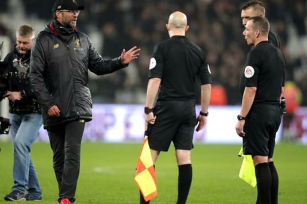 Jirgen Klop u raspravi sa sudijama poslije remija sa Vest Hemom