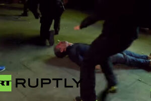 Zastrašujući snimak napada njemačke policije na prolaznika