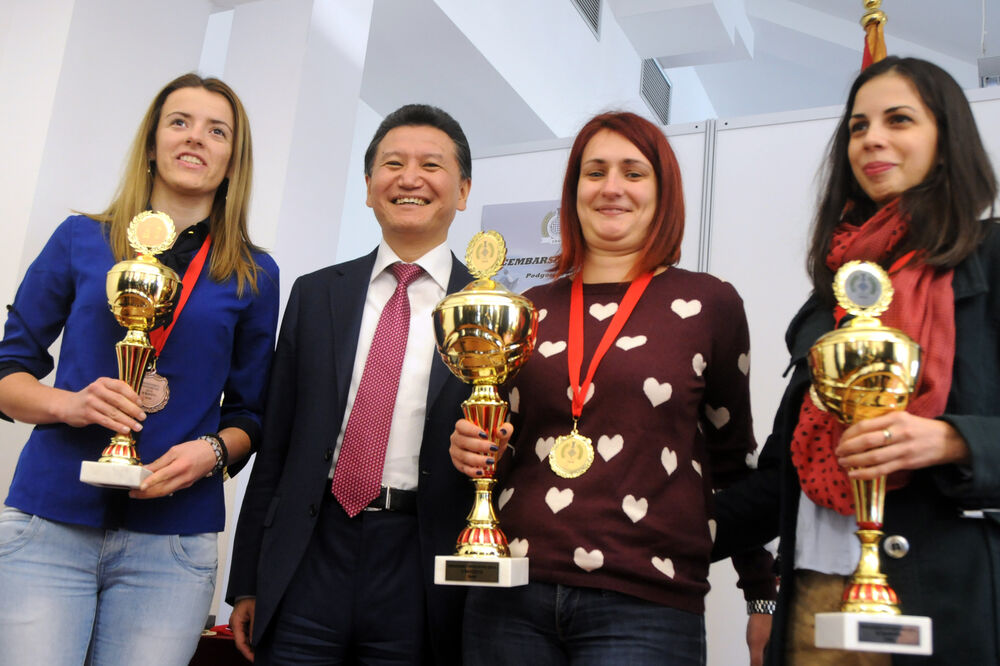 Šahistkinje i Iljumžinov, Foto: Boris Pejović