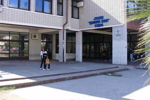 Nadležni u Budvi da očiste dvorište srednje škole