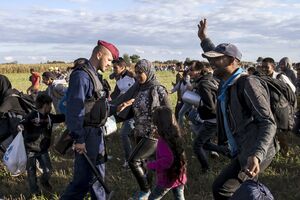 Izbjeglice iz sabirnog centra kod Reskea krenule pješke ka...