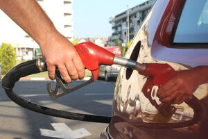 Benzin od ponoći jeftiniji za 4-5 centi