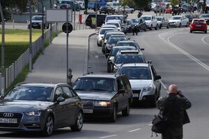 Austrijanci kolima krenuli po izbjeglice, u Beču transparent...