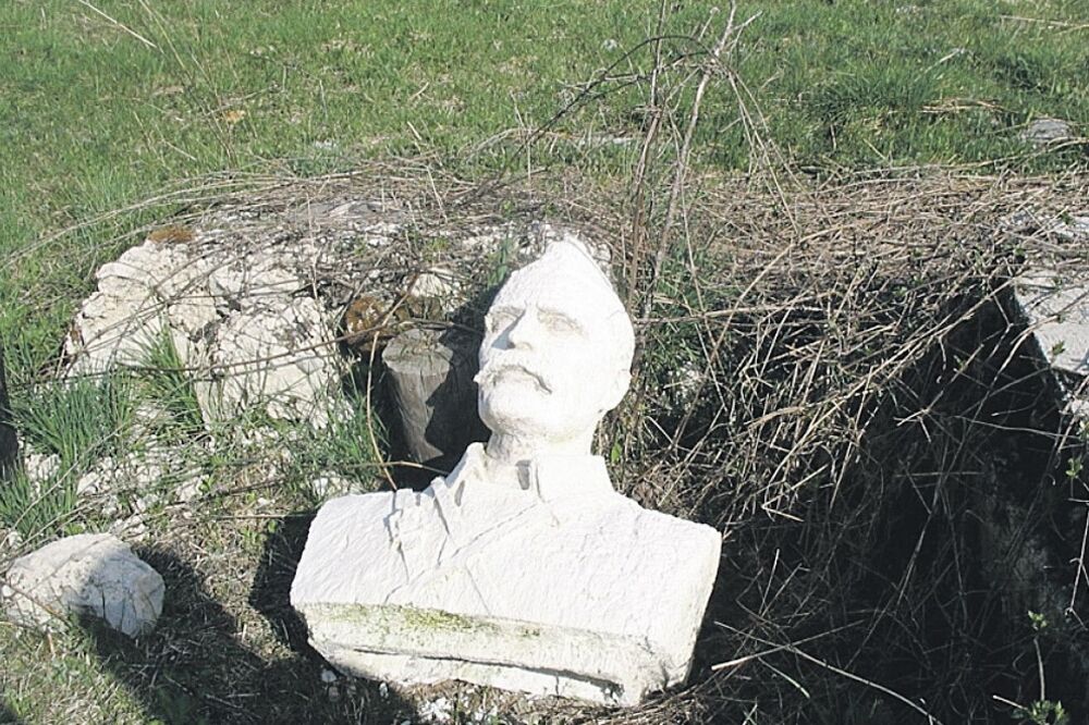 Komunisti vs LGBT (Novine)