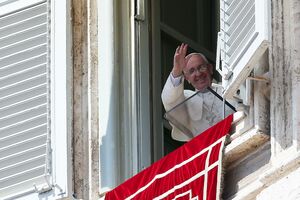Papa izašao iz Vatikana da naruči nove naočari
