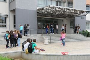 Podgorica: Zbog vrućine časovi u Ekonomskoj školi skraćeni na pola...
