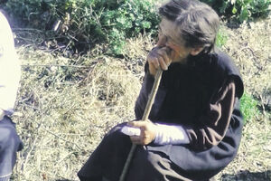 Još se ne zna ko je tukao i rezao staricu